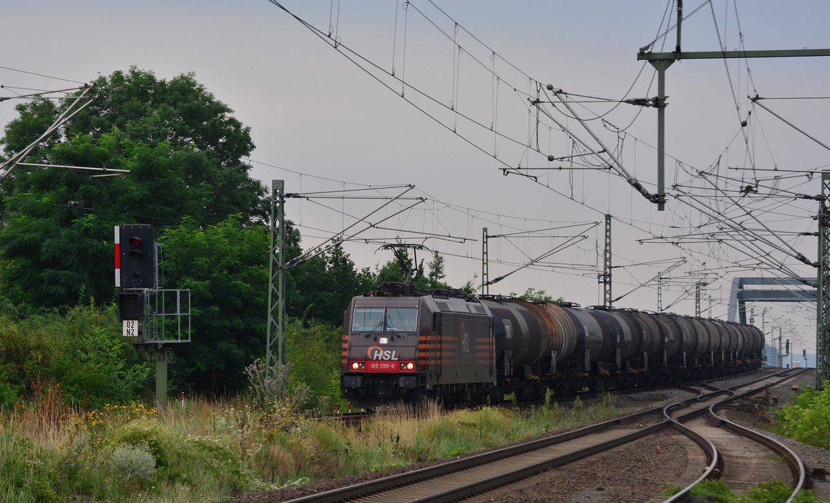 185 599-8 in Schokobraun durchfährt den Bahnhof Calbe Ost gen Schönebeck.

Calbe Ost 02.08.2017