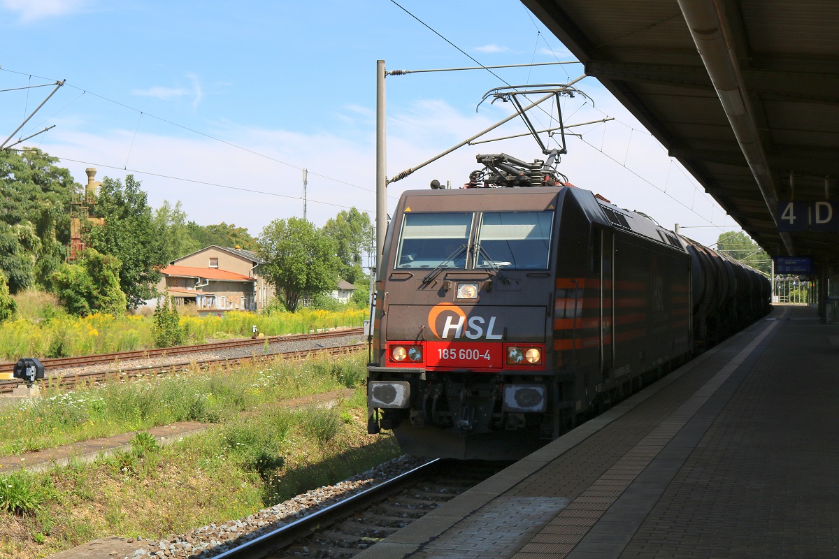185 600-4 der HSL Logistik GmbH als Kesselzug durchfährt den Bahnhof Weißenfels auf der Bahnstrecke Halle–Bebra (KBS 580) Richtung Erfurt. [8.8.2017 - 13:18 Uhr]