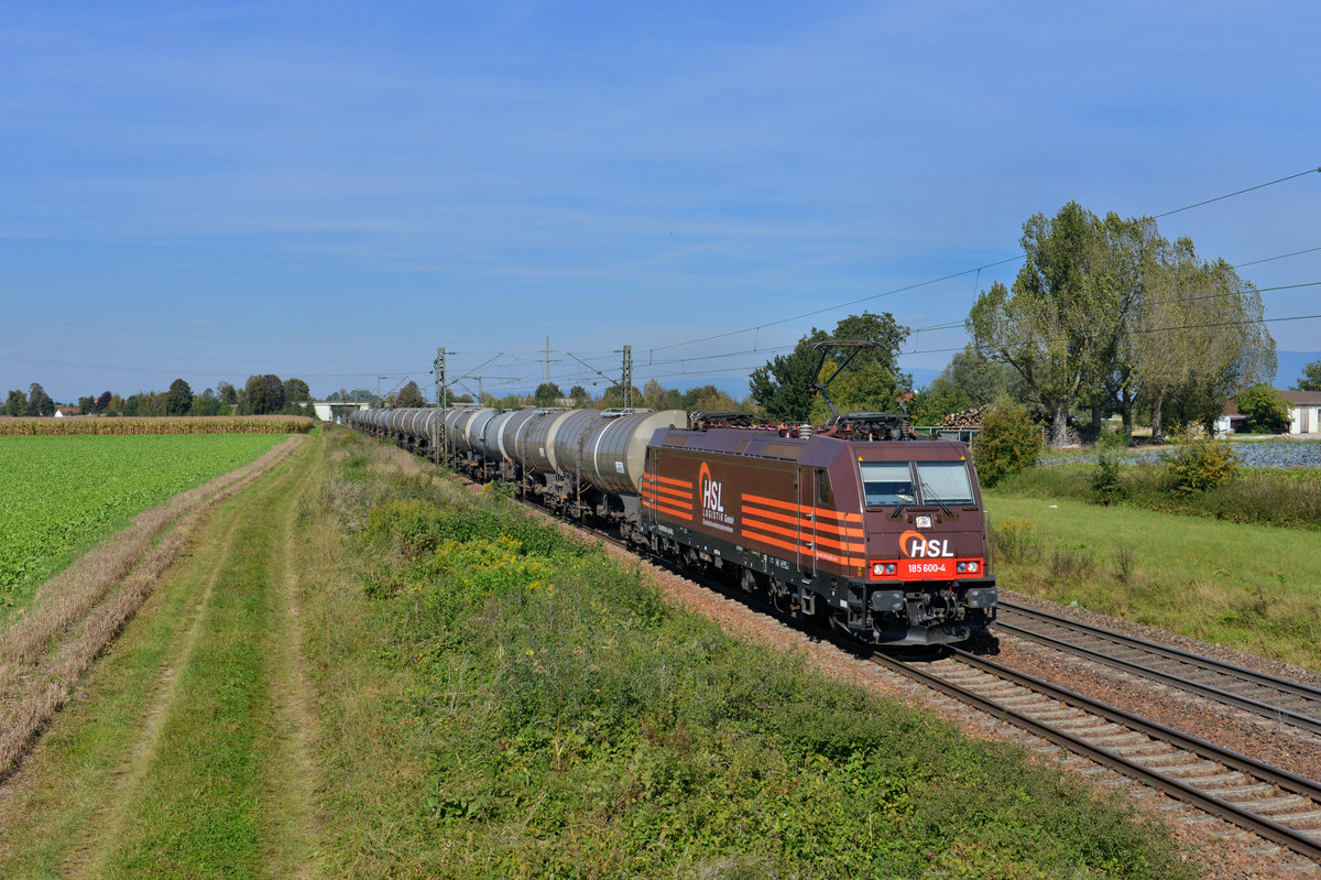 185 600 mit einem Kesselzug am 25.09.2016 bei Plattling. 