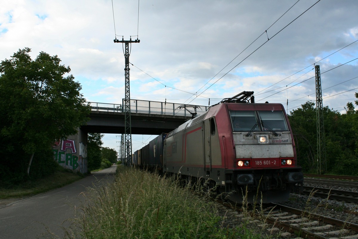 185 601-2 mit einem KLV-Zug auf der Fahrt nach Italien am Abend des 28.05.14 bei der Einfahrt in Mllheim (Baden) auf Gleis 13.