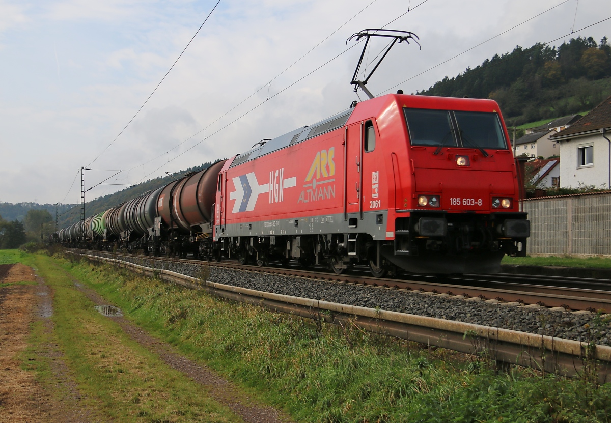 185 603-8 der HGK mit Kesselwagenzug in Fahrtrichtung Norden. Aufgenommen am 10.10.2014 in Ludwigsau-Friedlos.