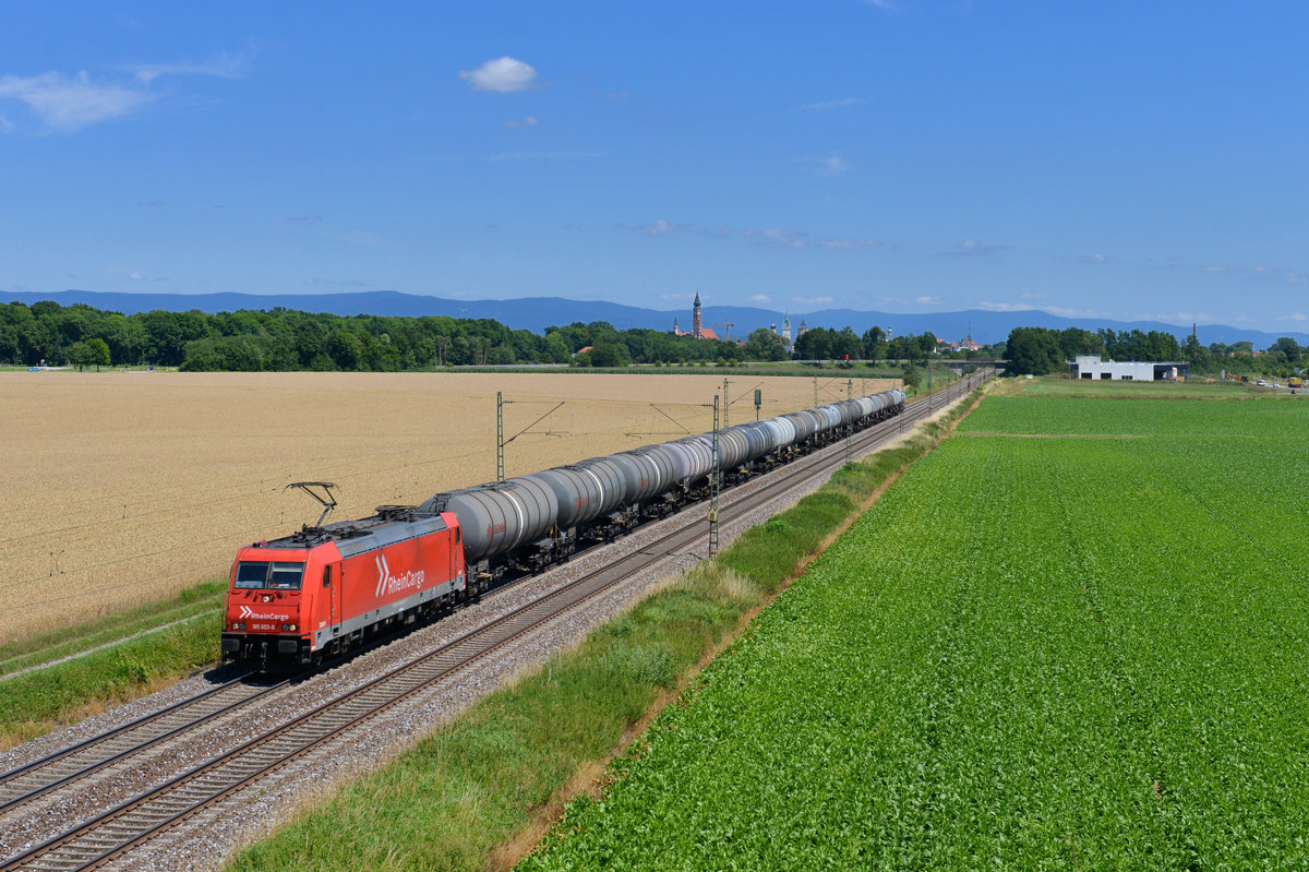 185 603 mit einem Kesselzug am 13.07.2017 bei Straubing. 