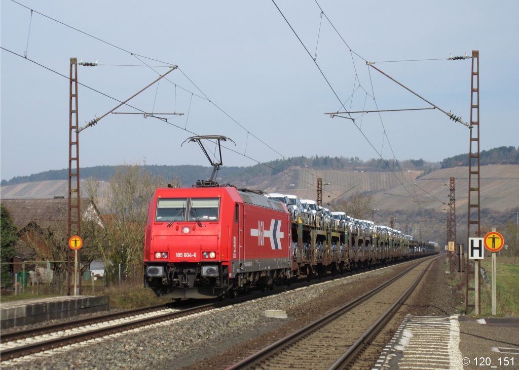 185 604-6 von RheinCargo zieht am 17.Mrz 2015 einen Autozug durch Himmelstadt in Richtung Wrzburg