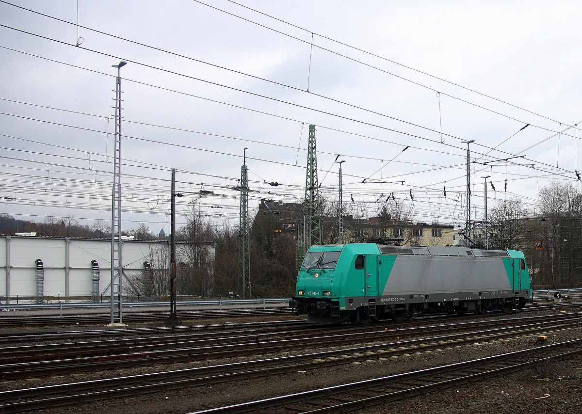 185 607-9 der LTE rangiert in Aachen-West. Aufgenommen vom Bahnsteig in Aachen-West. Bei Regenwolken am 21.3.2015.