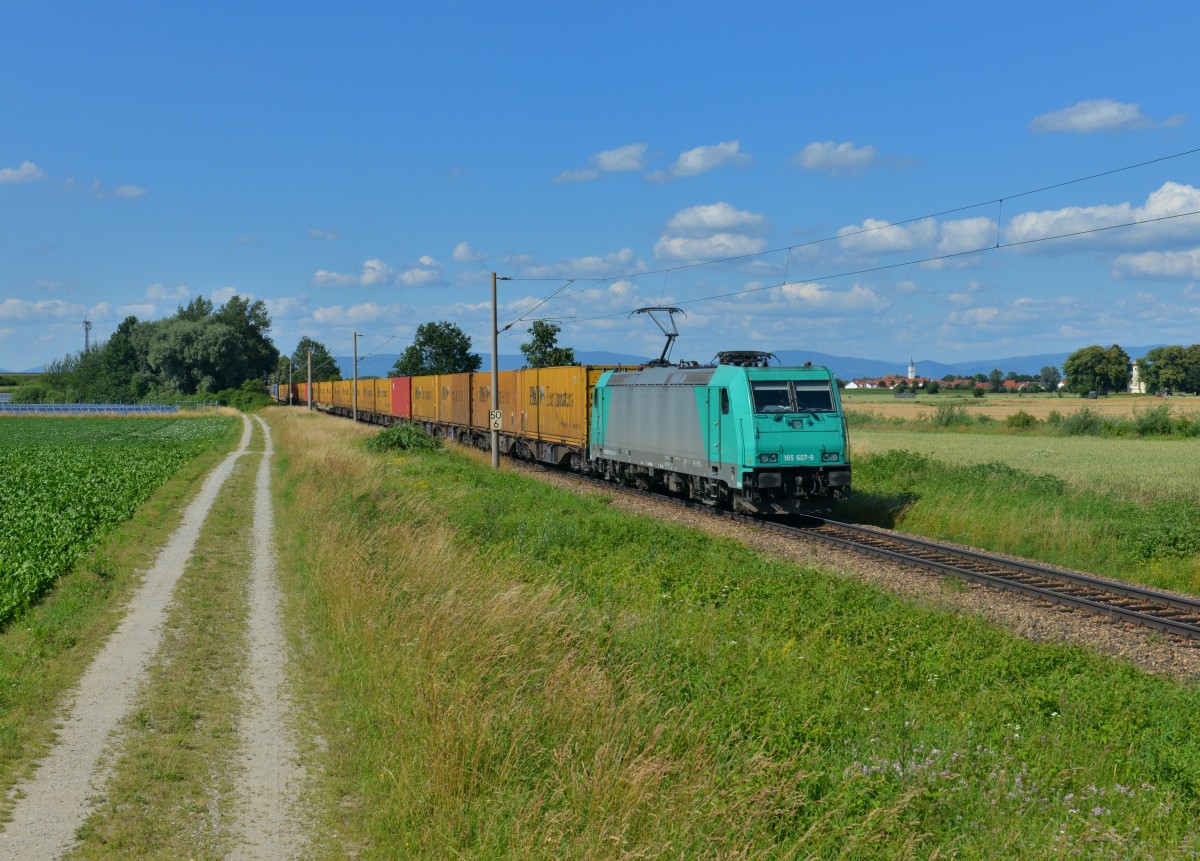 185 607 mit einem Containerzug am 28.06.2015 bei Wallersdorf.  