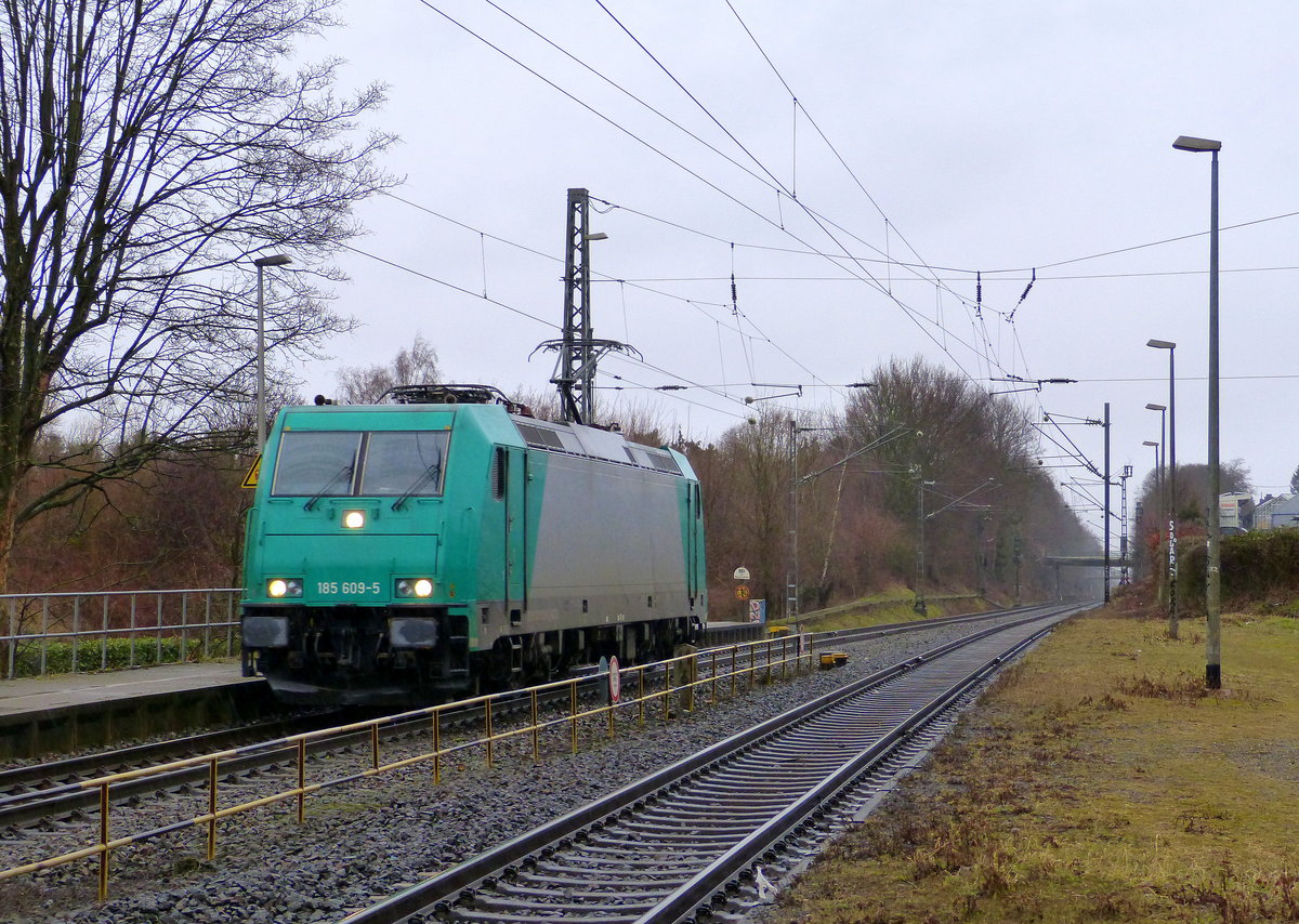 185 609-5 von Crossrail  kommt als Lokzug aus Krefeld-Hbf nach Aachen-West und fährt die Kohlscheider-Rampe hoch aus Richtung Herzogenrath und fährt durch Kohlscheid in Richtung Richterich,Laurensberg,Aachen-West. 
Aufgenommen von Bahnsteig 1 in Kohlscheid. 
Bei Regenwetter am Kalten Nachmittag vom 8.3.2018.
