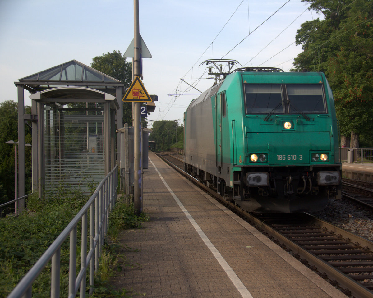 185 610-3 von Rurtalbahn kommt als Lokzug aus Herzogenrath nach Aachen-West und fährt die Kohlscheider-Rampe hoch aus Richtung Herzogenrath und fährt durch Kohlscheid in Richtung Richterich,Laurensberg,Aachen-West.
Bei Sommerwetter am Abend vom 28.5.2018.
