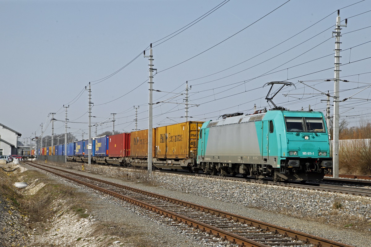 185 611 mit Güterzug in St.Peter-Seitenstetten am 17.03.2017.