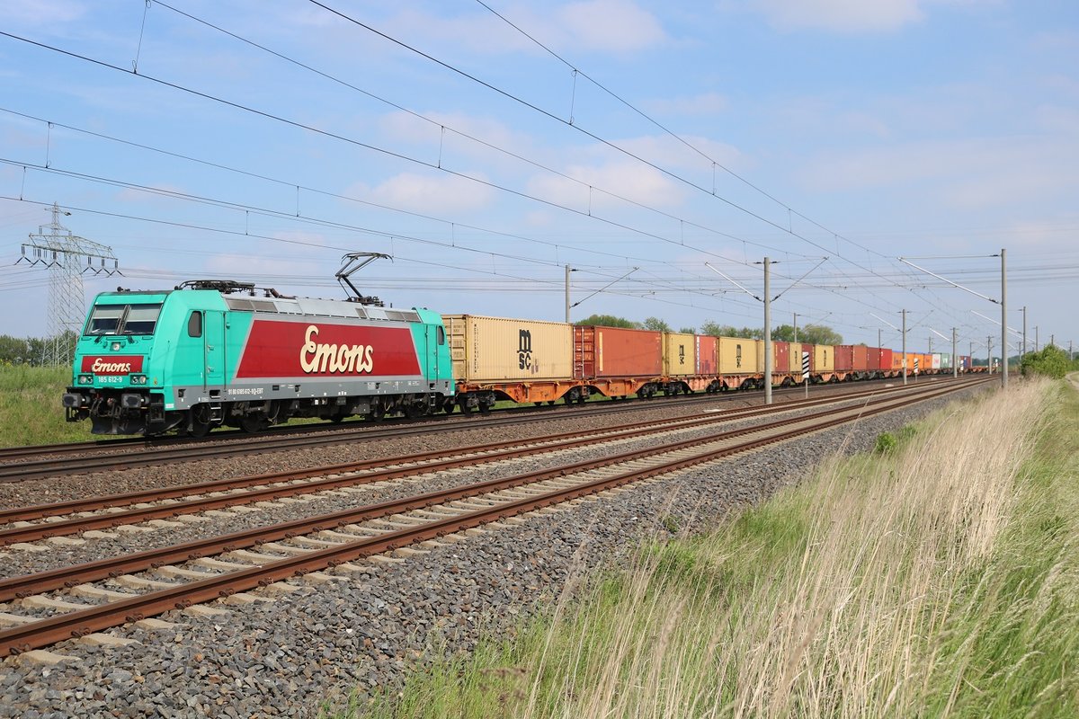 185 612-9 Emons als Containerzug fährt bei Benndorf auf der Bahnstrecke Magdeburg–Leipzig (KBS 340) in Richtung Halle (Saale). [25.5.2017 - 15:40 Uhr]