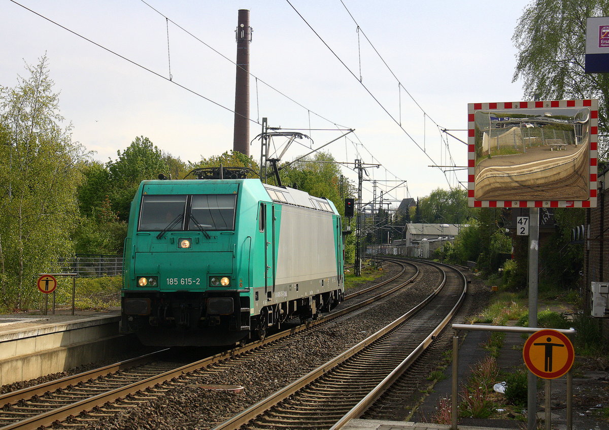 185 615-2 von Crossrail kommt als Lokzug aus Aachen-West(D) nach Krefeld-Hbf  und kommt aus Richtung Aachen-Hbf,Aachen-Schanz,Aachen-West,Laurensberg,Richterich,Kohlscheid,Herzogenrath,Palenberg,Zweibrüggen,Frelenberg,Geilenkirchen,Süggerrath,Lindern,Brachelen,Hückelhoven-Baal,Baal und fährt durch Erkelenz in Richtung Herrath,Beckrath,Wickrath,Rheydt-Hbf,Mönchengladbach-Hbf. 
Aufgenommen vom Bahnsteig 1 in Erkelenz. 
Bei schönem Sonnenschein und Regenwolken am Nachmittag vom 27.4.2017.