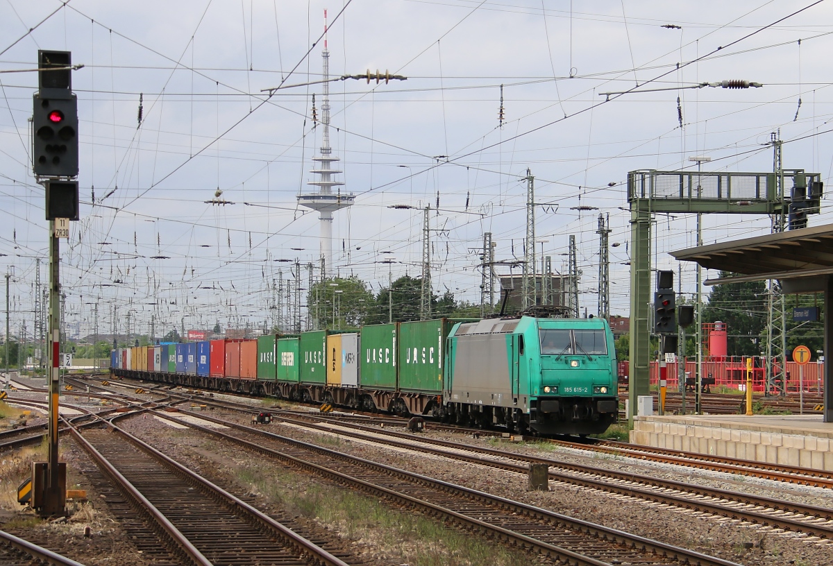 185 615-2 kam am 19.06.2014 mit einem Containerzug in Fahrtrichtung Süden durch den Hauptbahnhof Bremen.