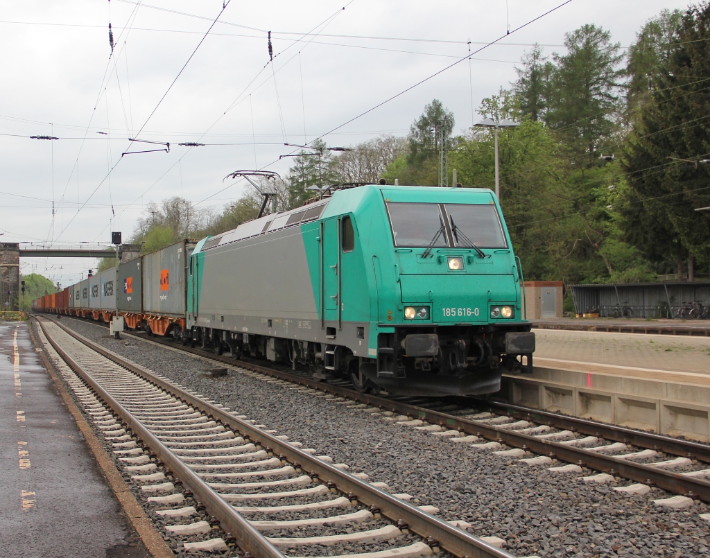 185 616-0 mit Containerzug in Fahrtrichtung Norden. Aufgenommen am 11.05.2013 in Eichenberg.