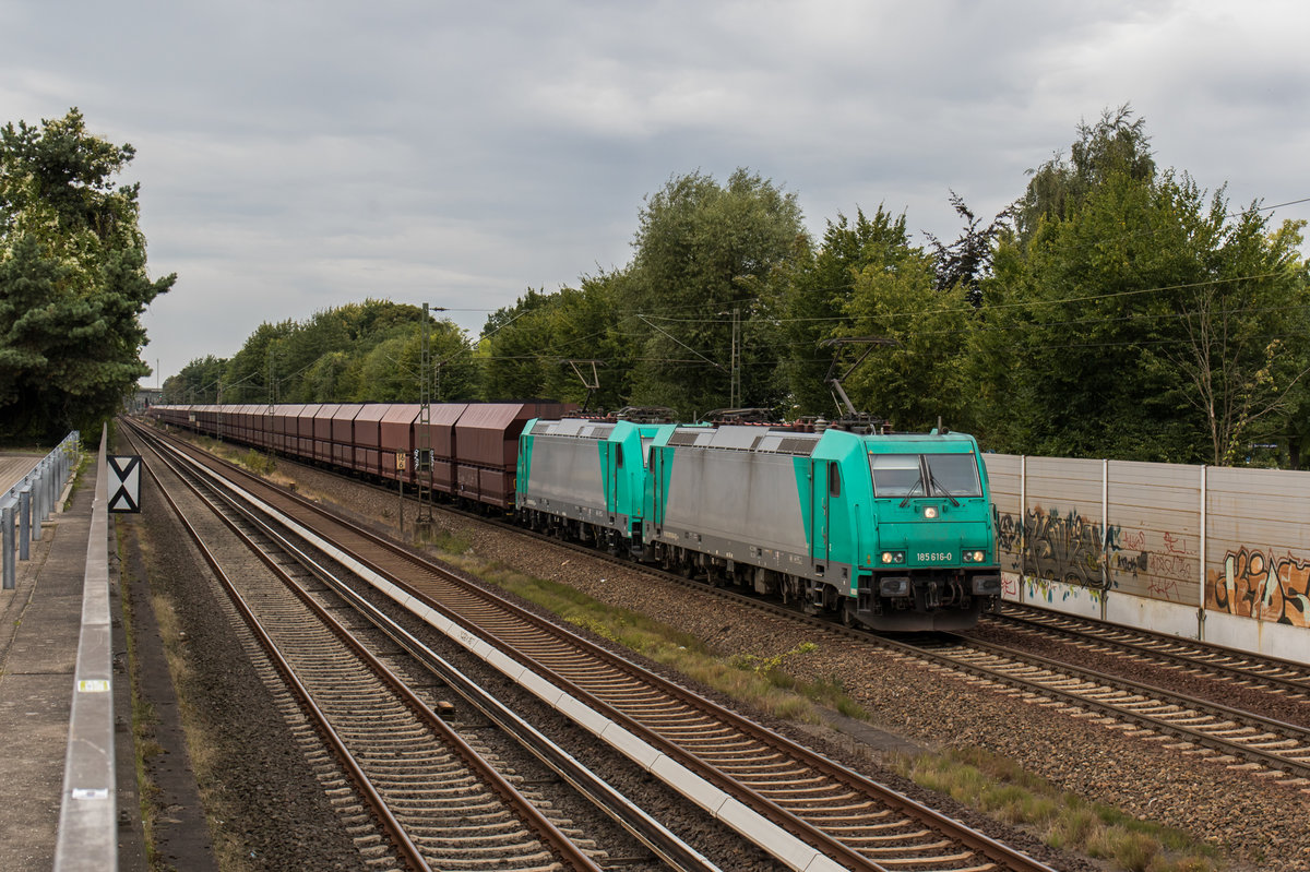 185 616 und 185 615 der VPS fahren mit einem Kohlezug durch Hamburg-Hausbruch in Richtung Harburg, aufgenommen am 2. September 2016.