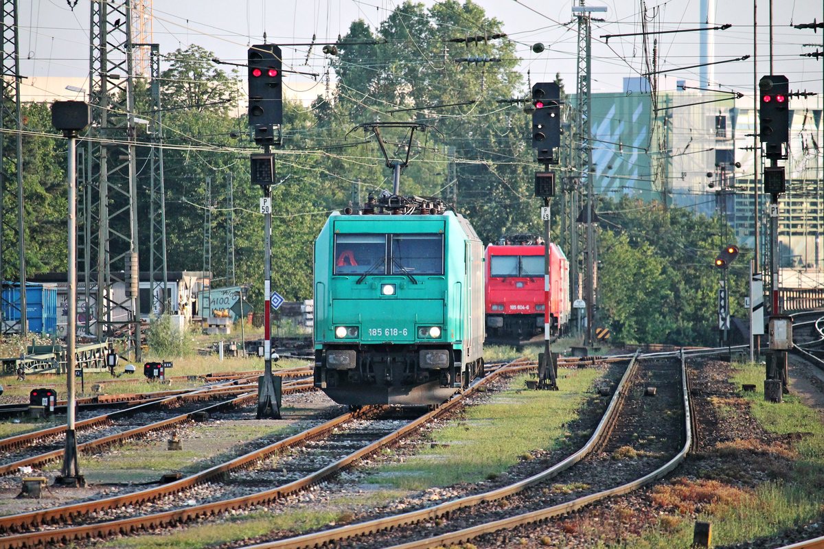 185 618-6 von Alpha Trains/RheinCargo am Morgen des 02.07.2015 beim rangieren auf das Abstellgleis in Basel Bad Bf, nachdem sie einen Kesselzug in die Schweiz gebracht hatte.