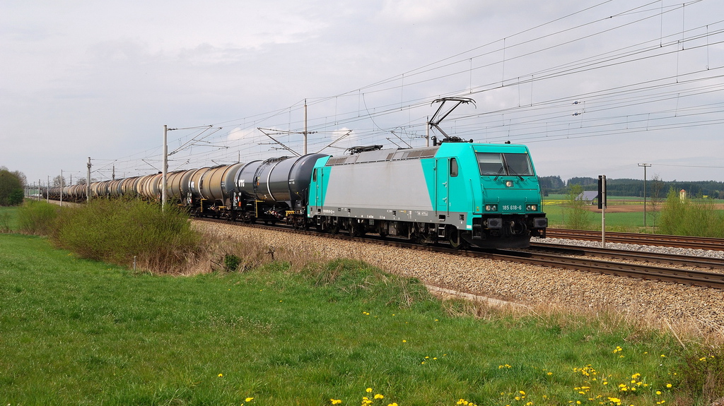 185 618 (RHC) mit Kesselzug bei Mammendorf (21.04.2014)