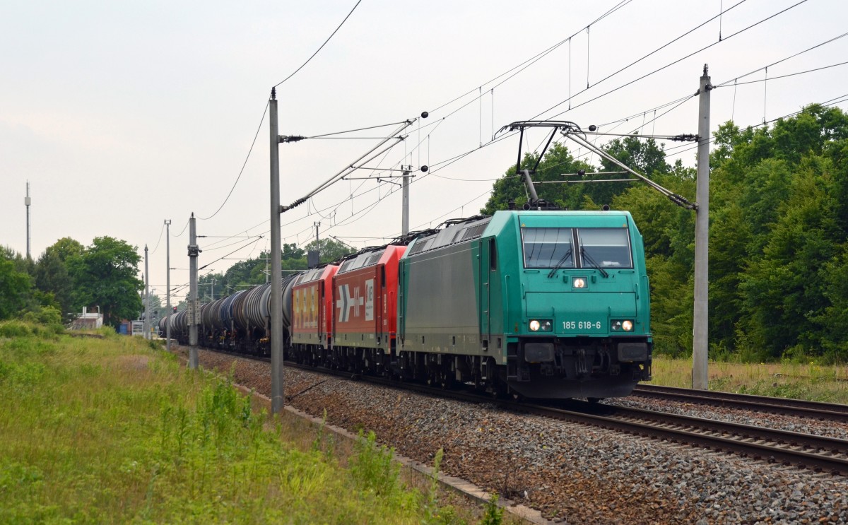 185 618 schleppte am 25.06.15 neben zwei Schwesterloks einen Kesselwagenzug durch Burgkemnitz Richtung Wittenberg. Bei den Wagenloks handelt es sich um 185 588 und 185 586. 