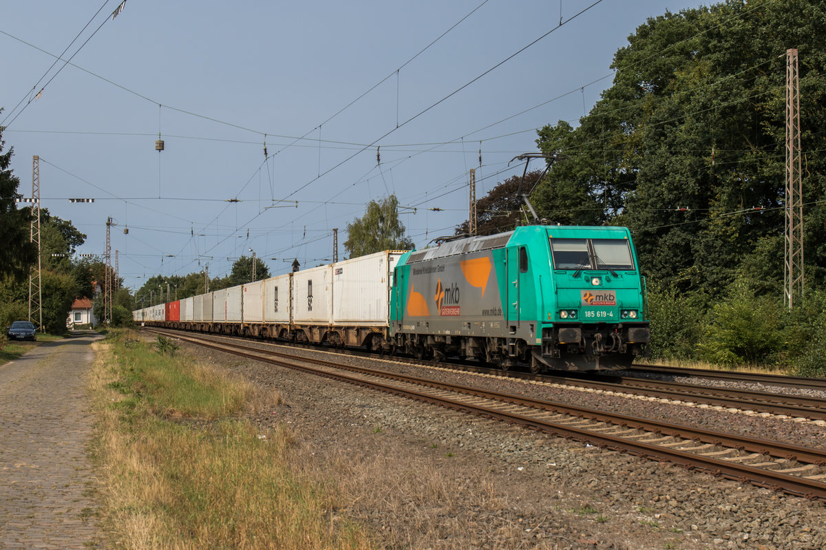 185 619 der mkb fährt mit einem Containerzug durch Langwedel in Richtung Hannover, aufgenommen am 27. August 2016.