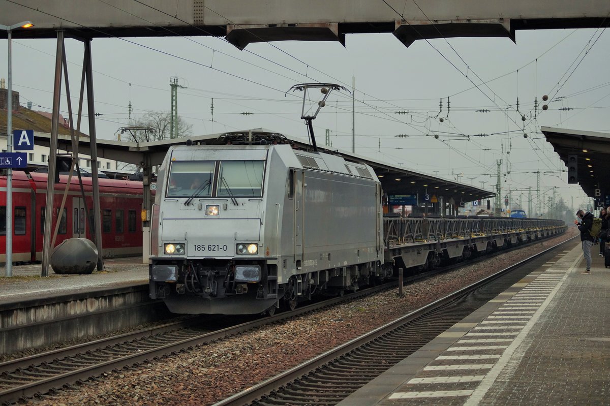 185 621-0 der LTE mit Güterzug bei der Durchfahrt durch den Bahnhof Plattling in Richtung Passau.
Plattling, 23.3.2018