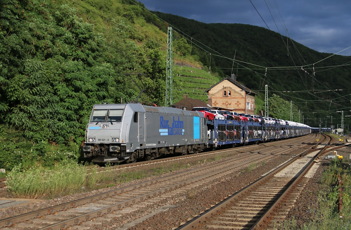 185 621-0 mit Autotransportzug in Fahrtrichtung Koblenz. Aufgenommen am 15.07.2015 in Kaub am Rhein.