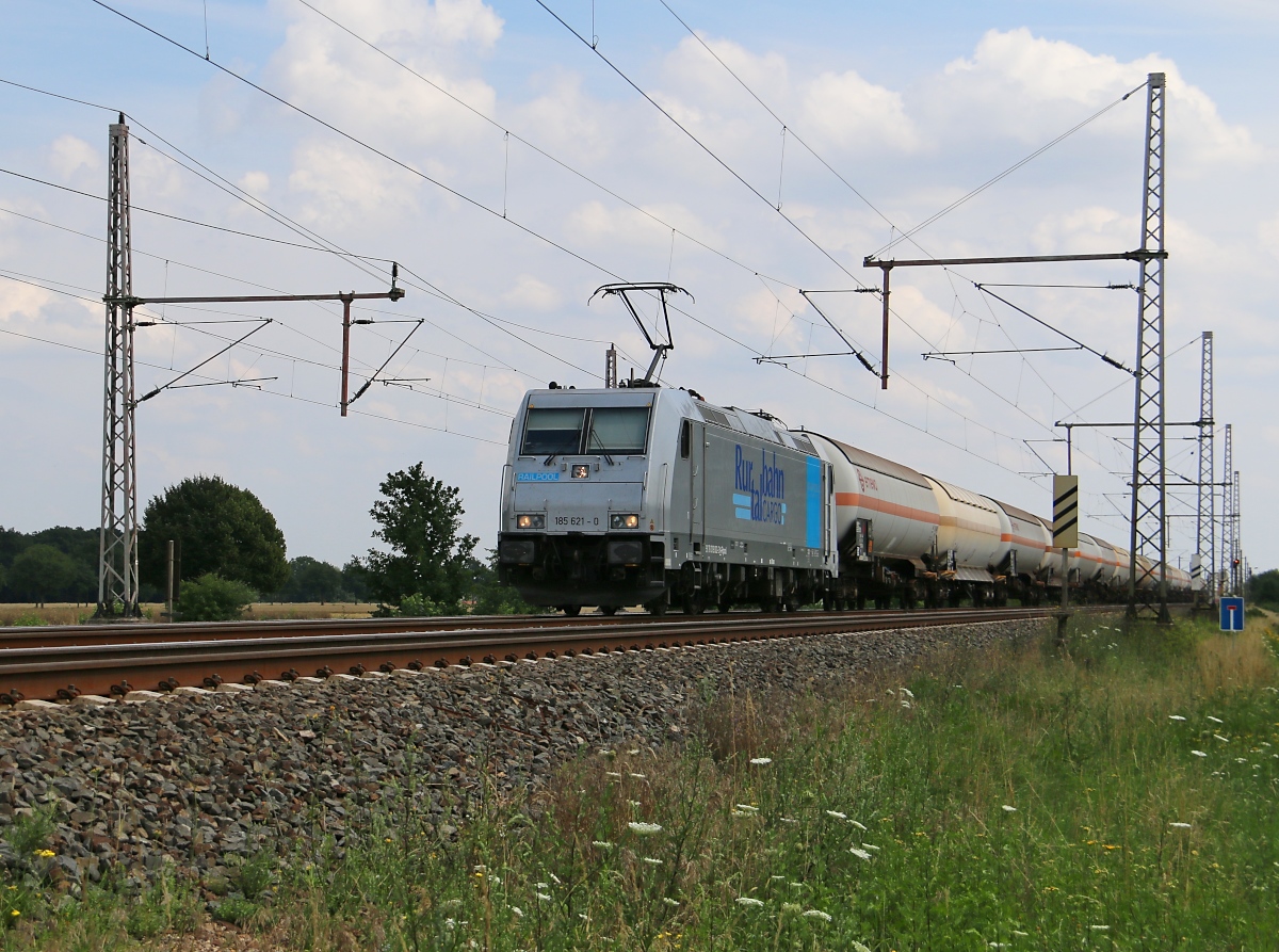 185 621-0 mit Kesselwagenzug in Fahrtrichtung Wunstorf. Aufgenommen am 24.07.2015 in Dedensen-Gümmer.