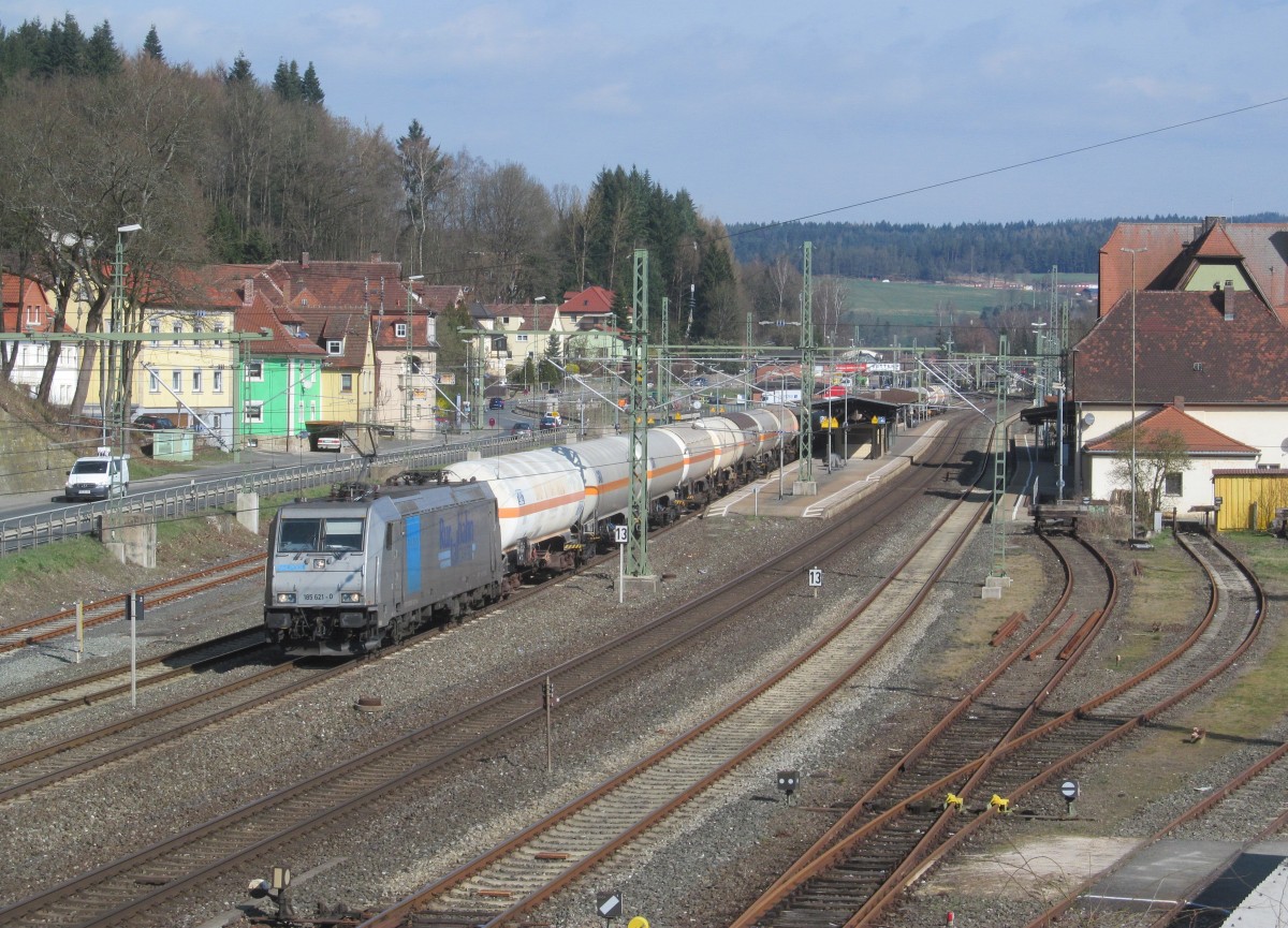185 621-0 der Rurtalbahn zieht am 21. März 2014 einen Gaskesselzug durch Kronach in Richtung Lichtenfels.