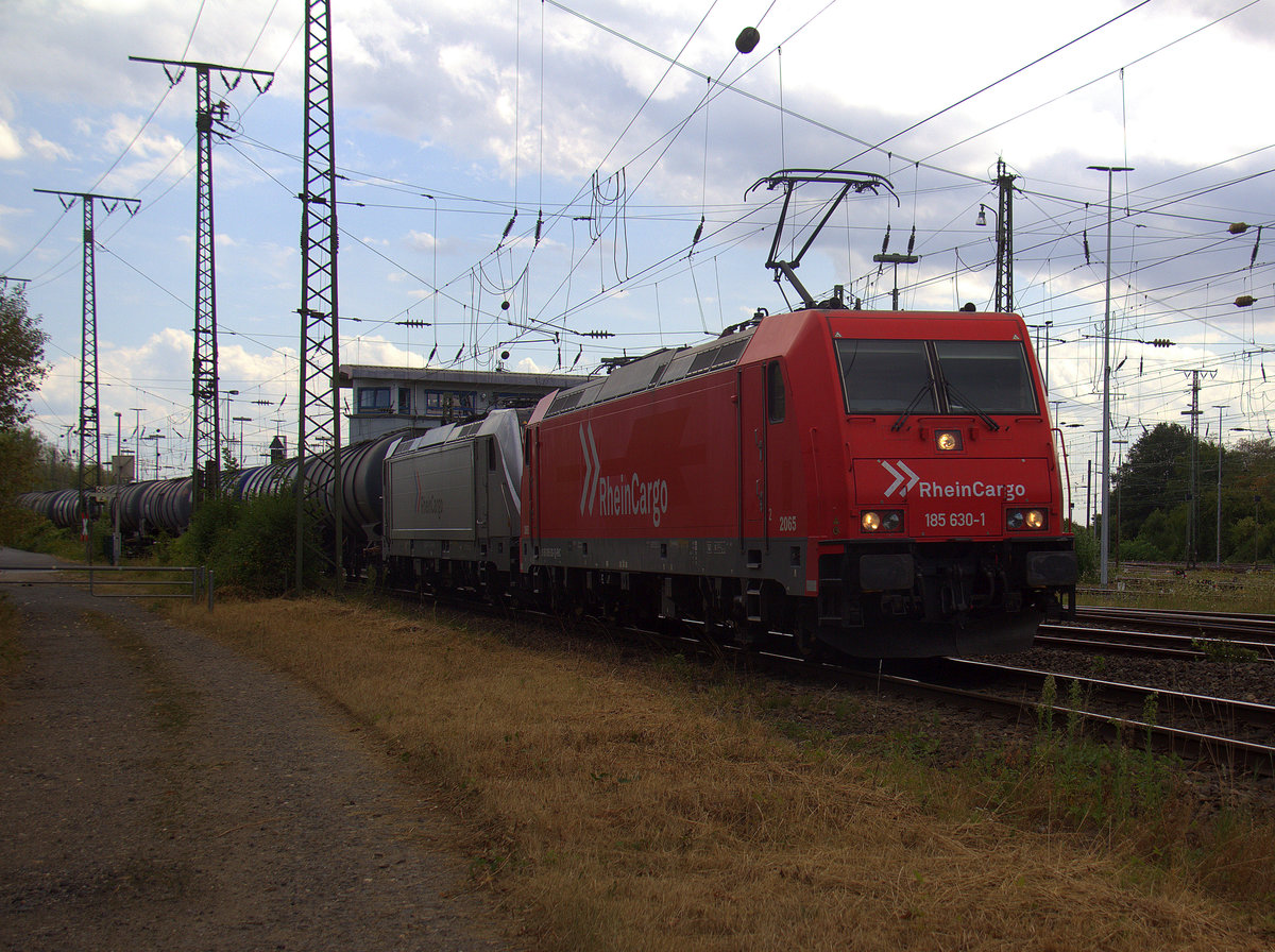 185 630-1 und 187 077-3 beide von Rheincargo kommen mit einem Kesselzug aus Süden nach Norden und fahren durch Köln-Gremberg in Richtung Köln-Kalk.
Aufgenonemmen in Köln-Gremberg. 
Bei Sommerwetter am Mittag vom 31.7.2018. 