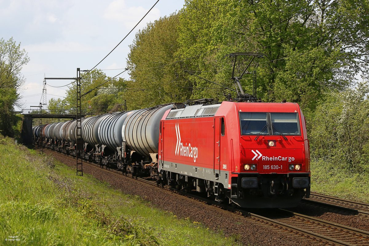185 630-1 RheinCargo mit einem Kesselzug in Ahlten, am 13.05.2017.