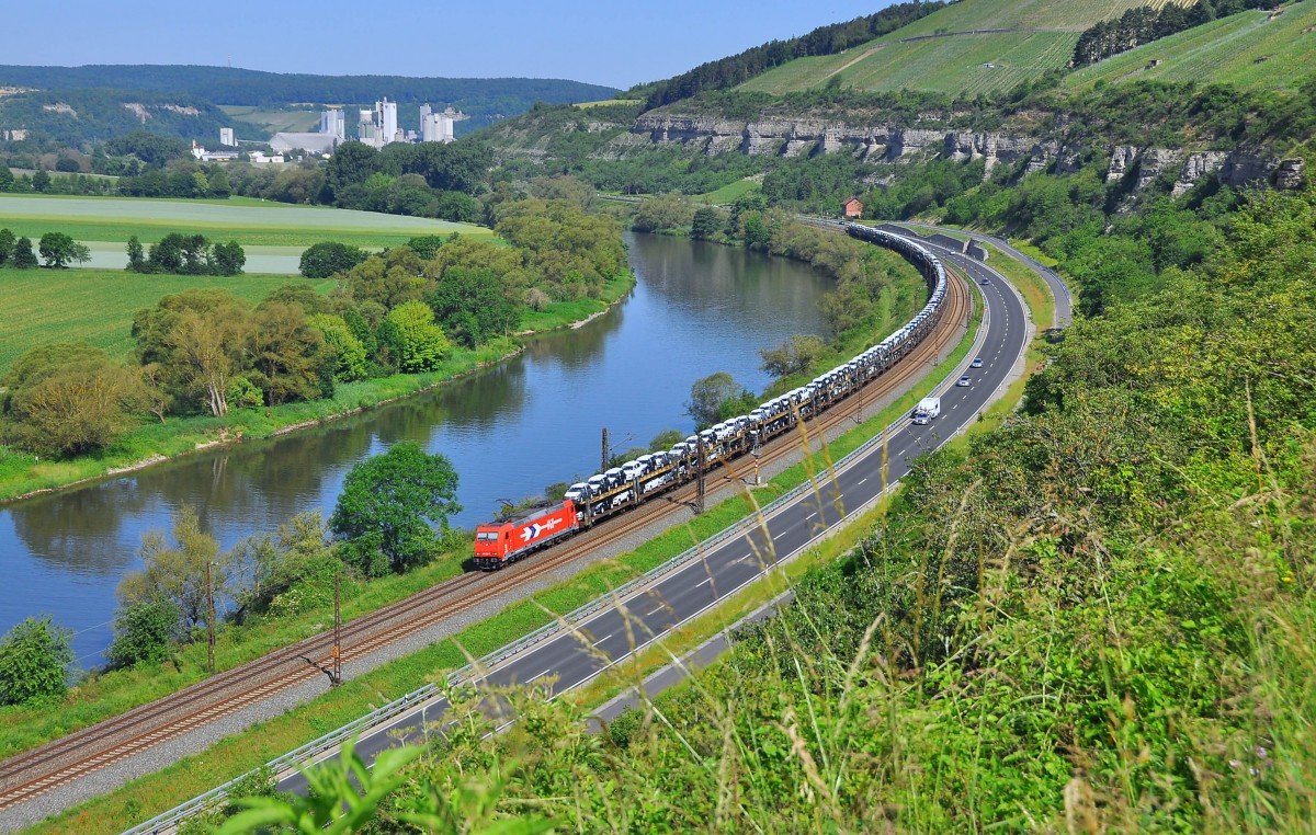 185 632 der HGK mit Autozug im Maintal südwärts Richtung Würzburg.Aufgenommen bei Himmelstadt am 7.6.2014