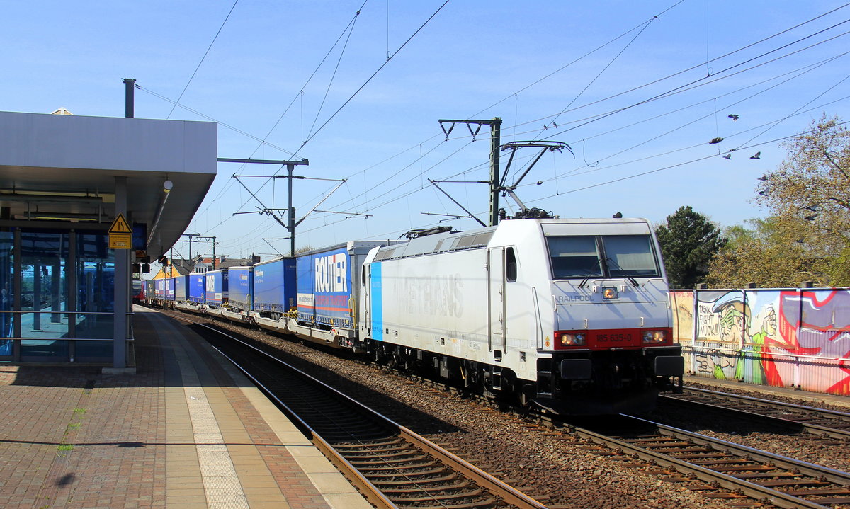 185 635-0  fährt für Crossrail kommt mit einem LKW-Zug aus Kaldenkirchen-Gbf(D) nach Oradea(RO) und kommt aus Richtung  Kaldenkirchen,Viersen,Mönchengladbach,Rheydt,Jüchen,Grevenbroich und fährt durch Köln-Ehrenfeld und fährt dann weiter in Richtung Köln-West,Köln-Süd. Aufgenommen vom Bahnsteig 3 in Köln-Ehrenfeld.
Aufgenommen vom Bahnsteig 3 in Köln-Ehrenfeld. 
Bei Sommerwetter am 18 April 2018. 
Aufgenommen am 18.4.2018.