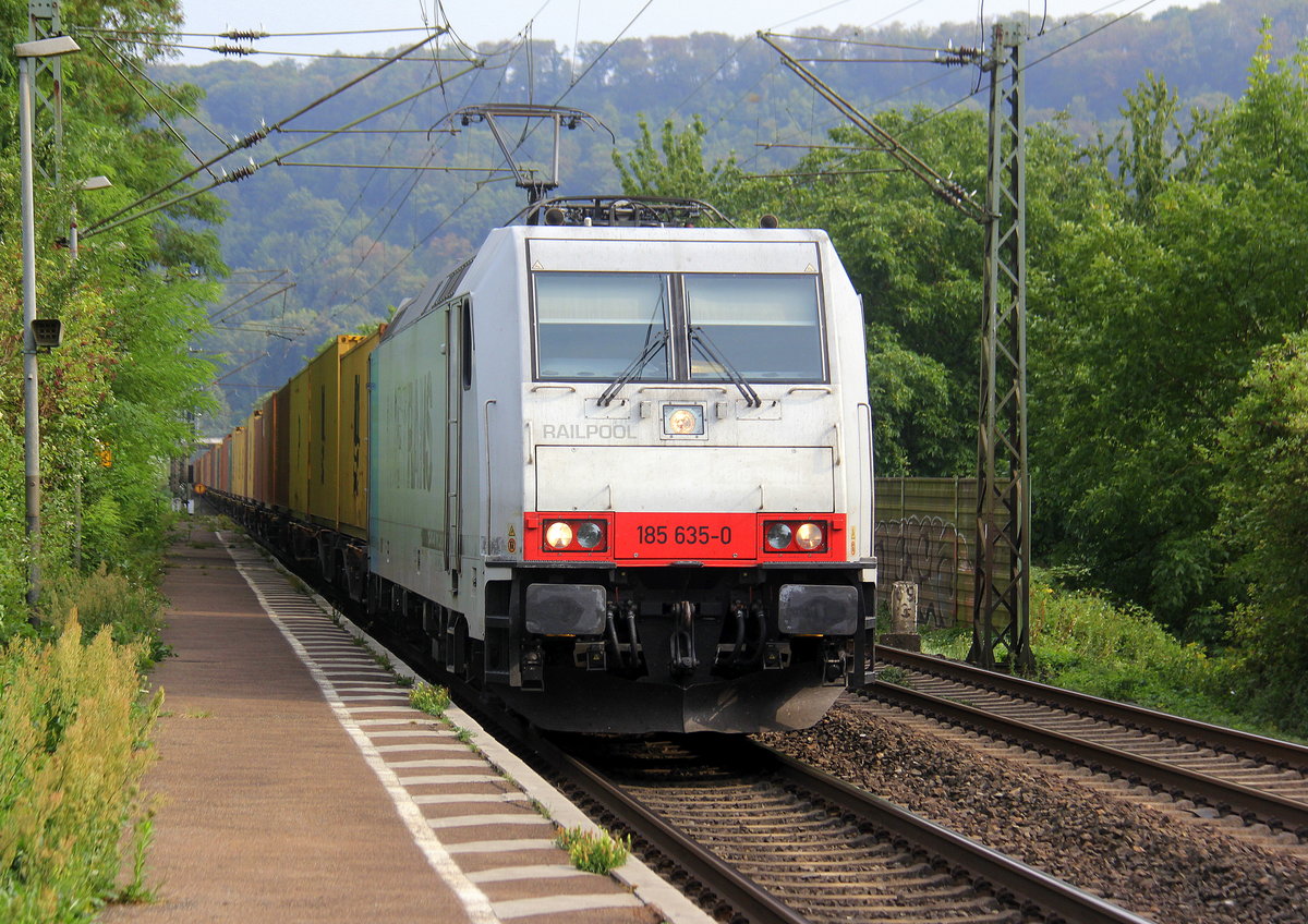 185 635-0 fährt für Crossrail kommt mit einem langen MSC-Containerzug aus Germersheim(D) nach Antwerpen-Krommenhoek(B) und kommt aus Richtung Koblenz und kommt durch Namedy in Richtung Bonn,Köln,Aachen.
Aufgenommen vom Bahnsteig 2 in Namedy. 
Bei Sommerwetter am Nachmittag vom 17.8.2018.