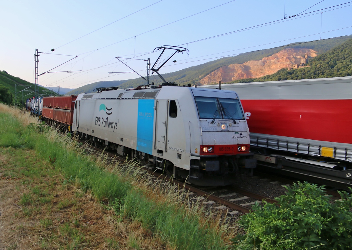 185 635-0 für ERS Railways mit Containerzug in Fahrtrichtung Koblenz. Aufgenommen bei Lorch im Bächergrund am 16.07.2015.