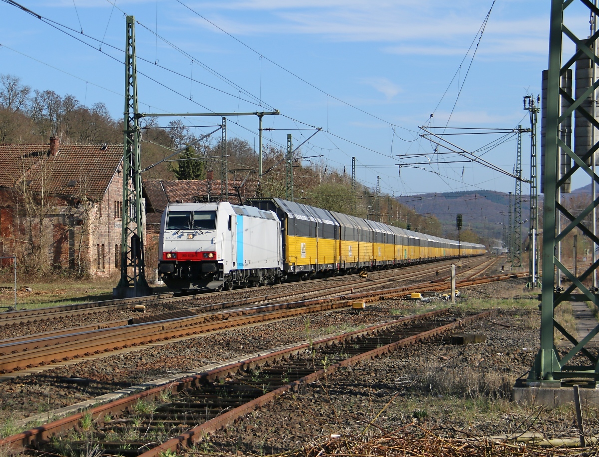185 636-8 mit ARS-Autotransportwagen in Fahrtrichtung Süden. Aufgenommen am BÜ zwischen Eltmannshausen und Oberhone.
