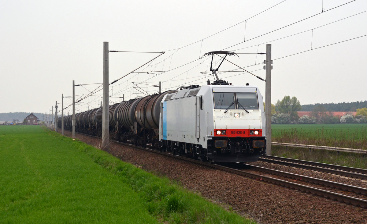 185 636, welche momentan für die HSL fährt, beförderte am 04.04.17 einen Kesselwagenzug durch Rodleben Richtung Roßlau.