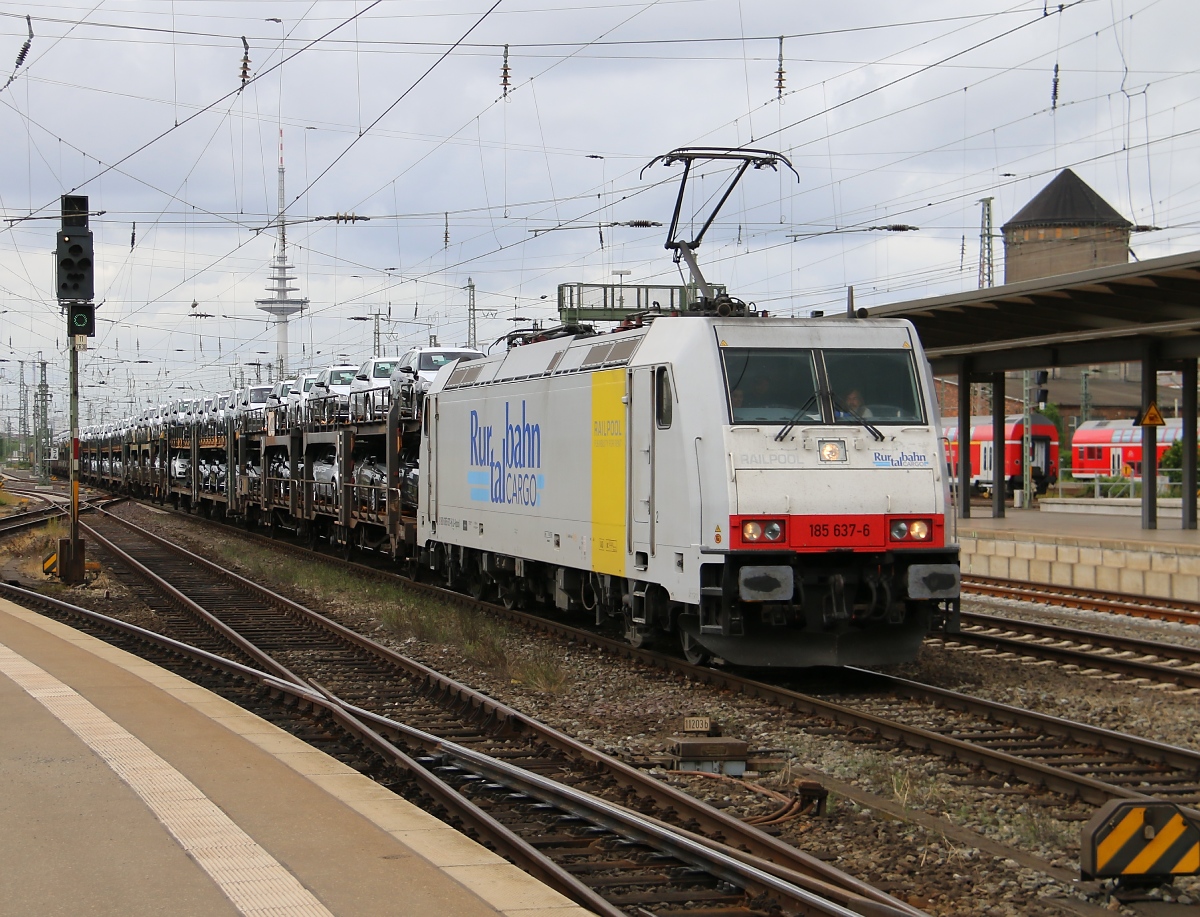 185 637-6 mit voll beladendem Autotransportzug in Fahrtrichtung Süden unterwegs. Aufgenommen in Bremen Hauptbahnhof am 19.06.2014.