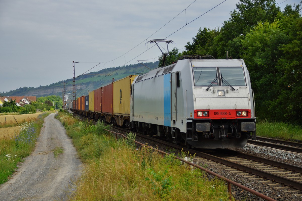 185 638-4 mit einen Containerzug hinter Thüngersheim am 16.07.14