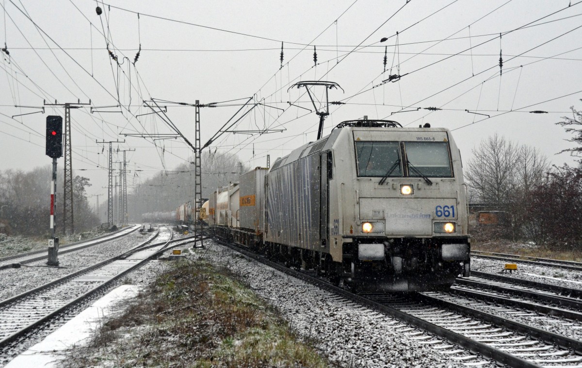 185 661 der Lokomotion, welche zur Zeit für die WLC im Einsatz ist, zog am 28.11.15 einen Bertschi-Containerzug durch Leipzig-Thekla Richtung Schönefeld.