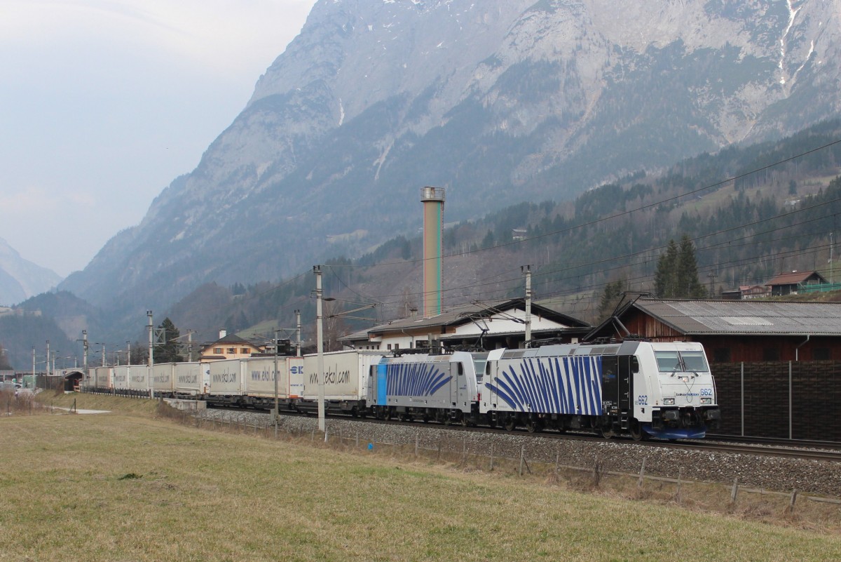 185 662 mit 185 287 mit einem Güterzug richtung Süden, aufgenommen in der nähe von Pfarrwerfen; am 15.03.2014