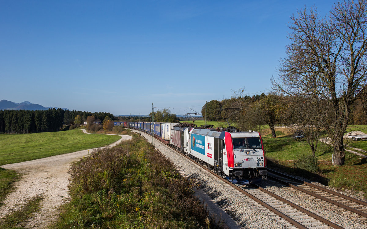 185 665 und 193 775 von Lokomotion fahren am 20. Oktober 2017 bei Grabenstätt in Richtung Salzburg.