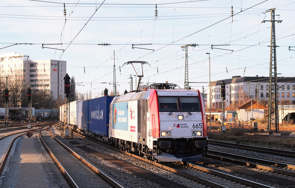185 665 durchfährt mit einer der beiden EKOL-Leistungen am 10. Dezember 2016 den Münchener Ostbahnhof.