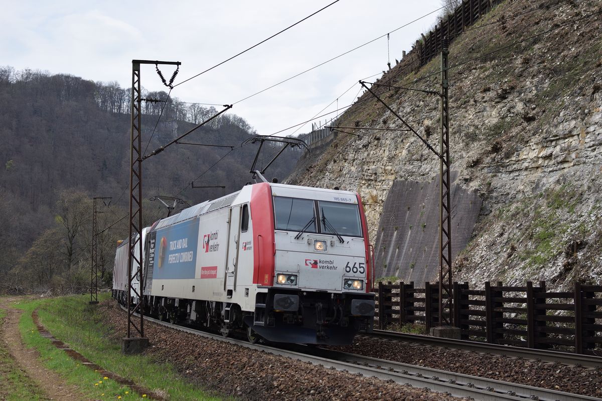 185 665 und ein Vectron, ebenfalls von Lokomotion, ziehen am 15. April 2018 gemeinsam einen Containerzug die Geislinger Steige hinauf.