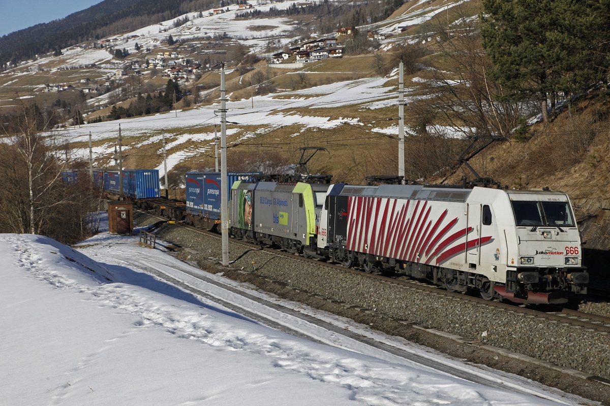 185 666 + 486 442 mit Güterzug kurz vor Matrei am 13.02.2015.
