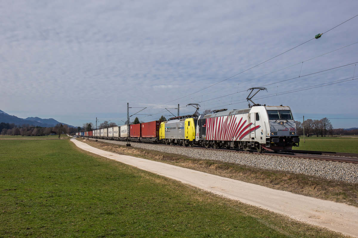 185 666 und 189 903 von Lokomotion fahren mit einem Ekol bei Übersee in Richtung Salzburg, aufgenommen am 11. März 2017.