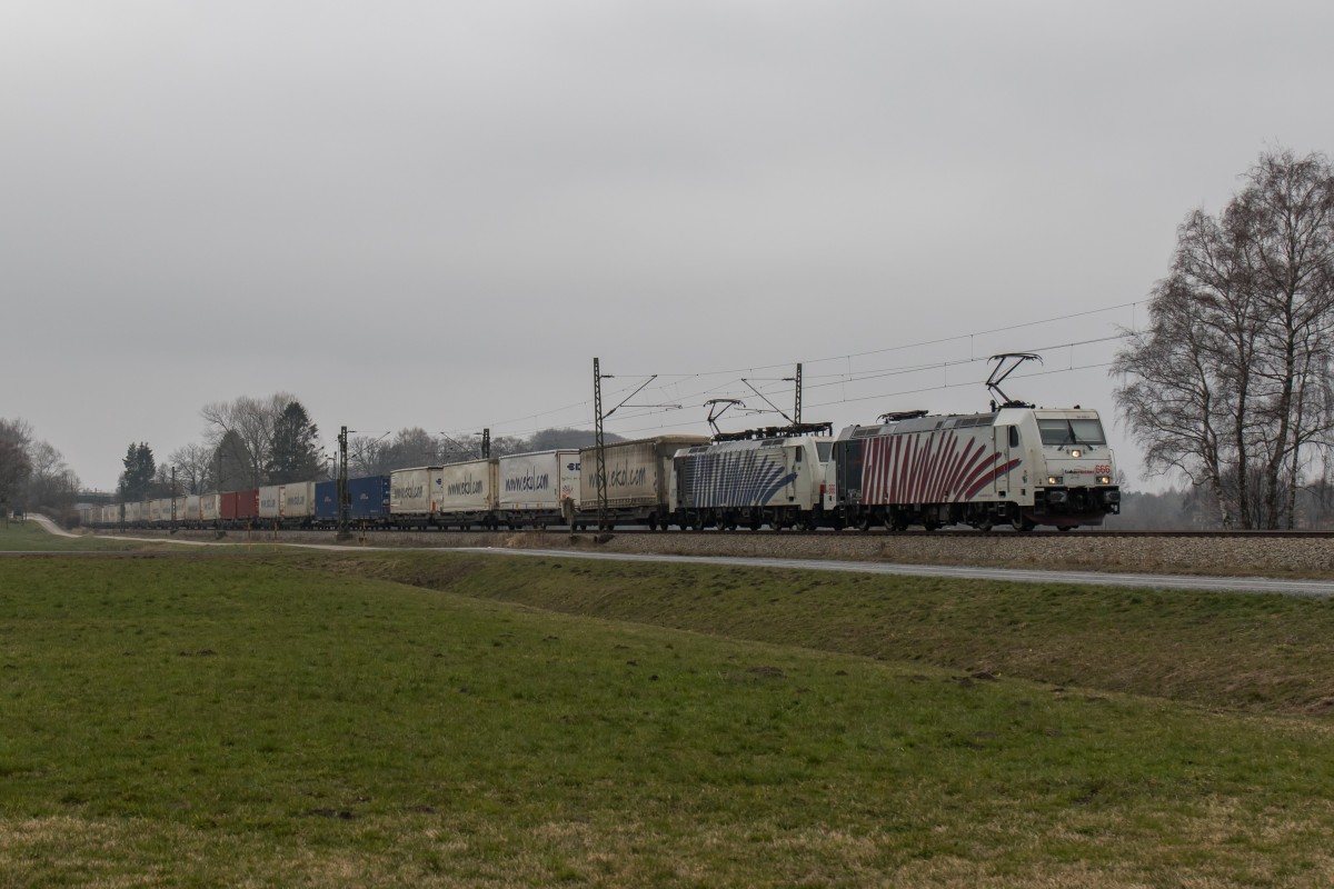 185 666 und 189 917 von Lokomotion mit dem 41857 am 12. März 2016 bei Übersee.