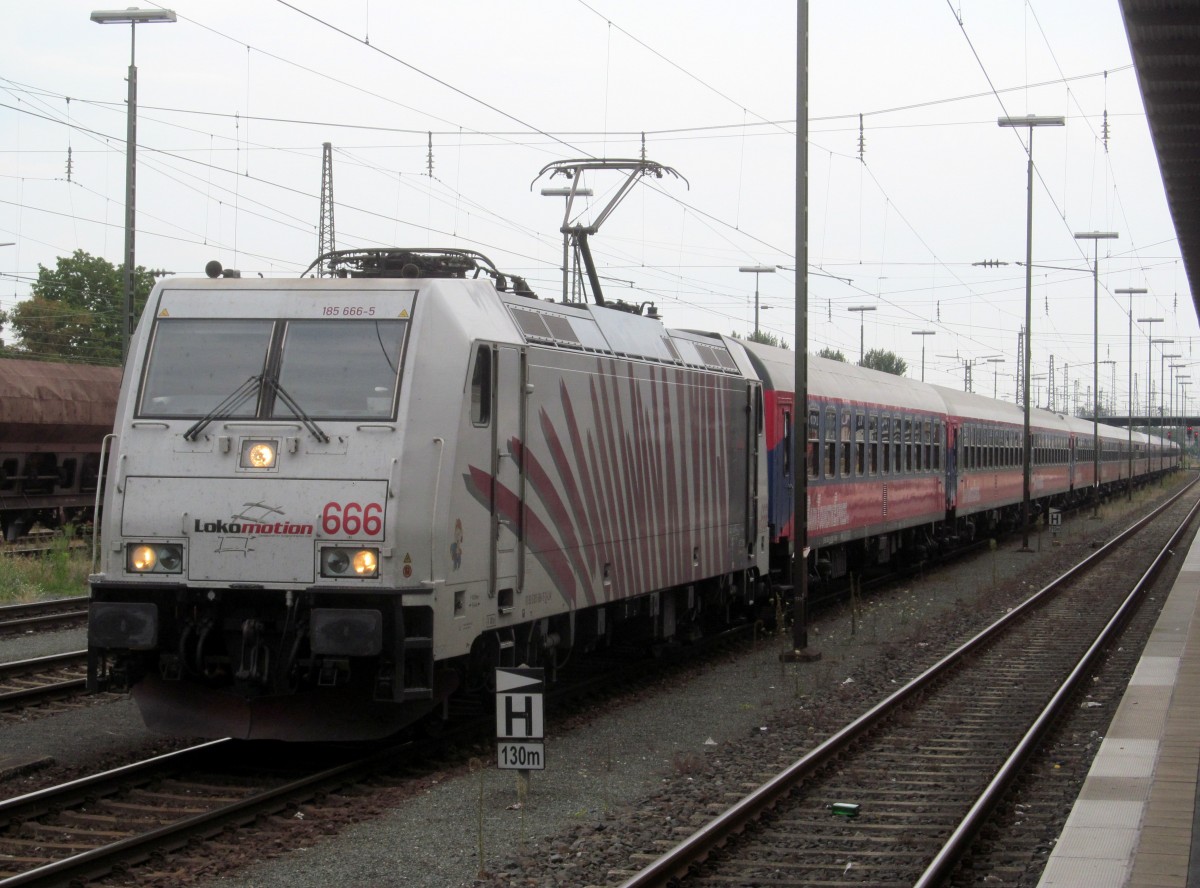 185 666-5 von Lokomotion steht am 26. Juli 2014 mit einem BTE Sonderzug nach Kornwestheim im Bahnhof Bamberg.