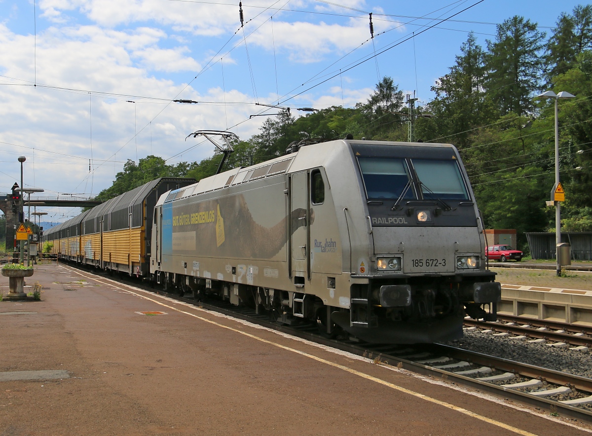 185 672-3 mit geschlossenen ARS-Autotransportwagen in Fahrtrichtung Norden. Aufgenommen am 30.07.2015 in Eichenberg.