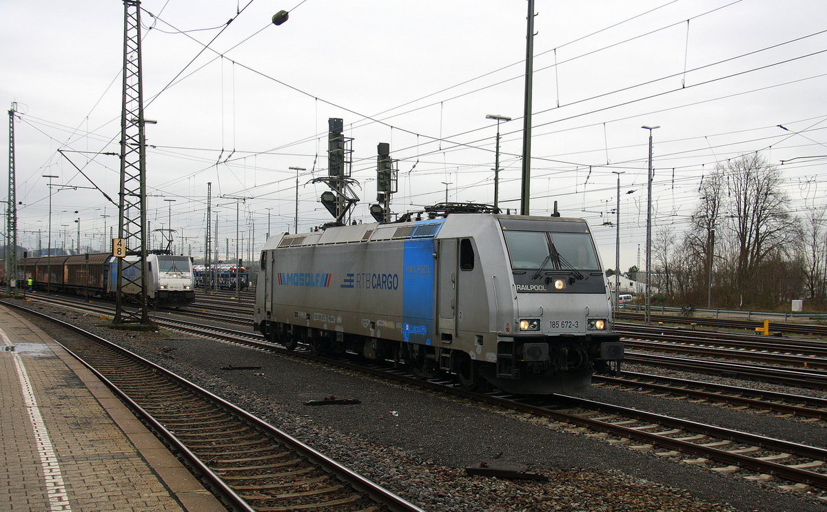 185 672-3 von der Rurtalbahn steht in Aachen-West.
ufgenommen vom Bahnsteig in Aachen-West. 
Am Nachmittag vom 6.1.2018.