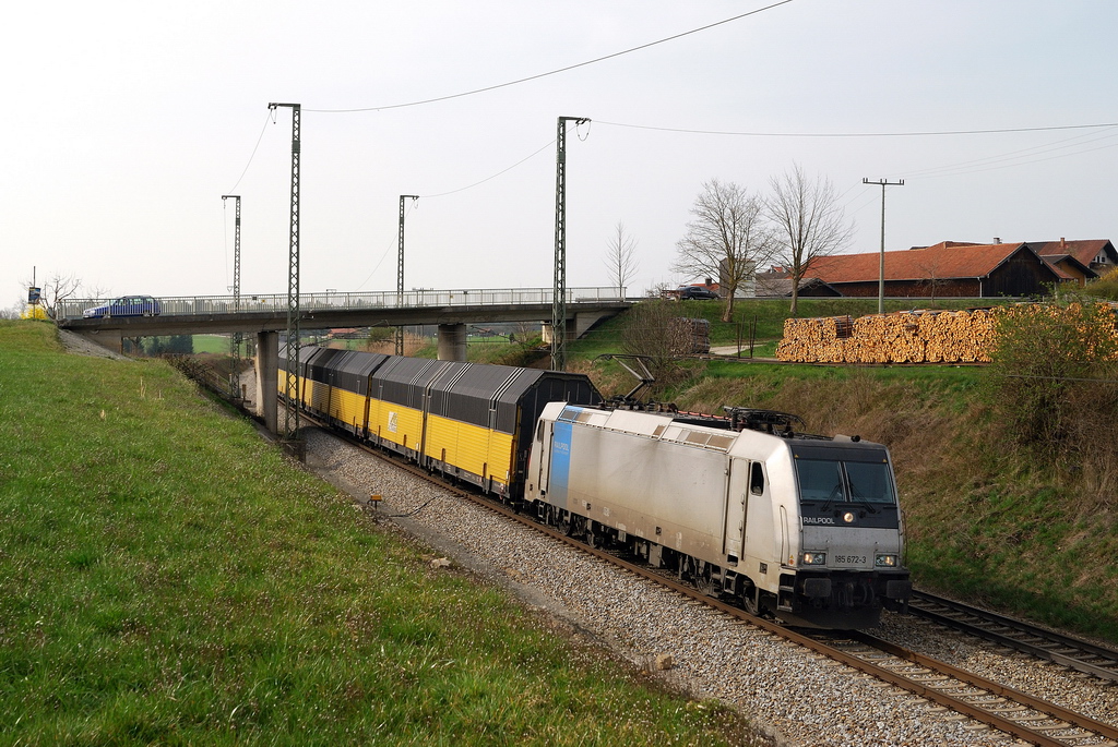185 672 (RTB) mit ARS-Zug bei Hörafing (01.04.2014)