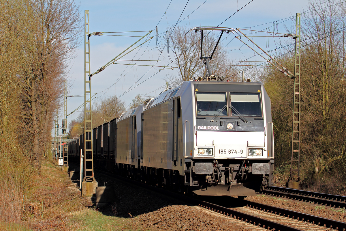 185 674-9 mit 185 696-2 auf der Hamm-Osterfelder Strecke in Recklinghausen 20.3.2014