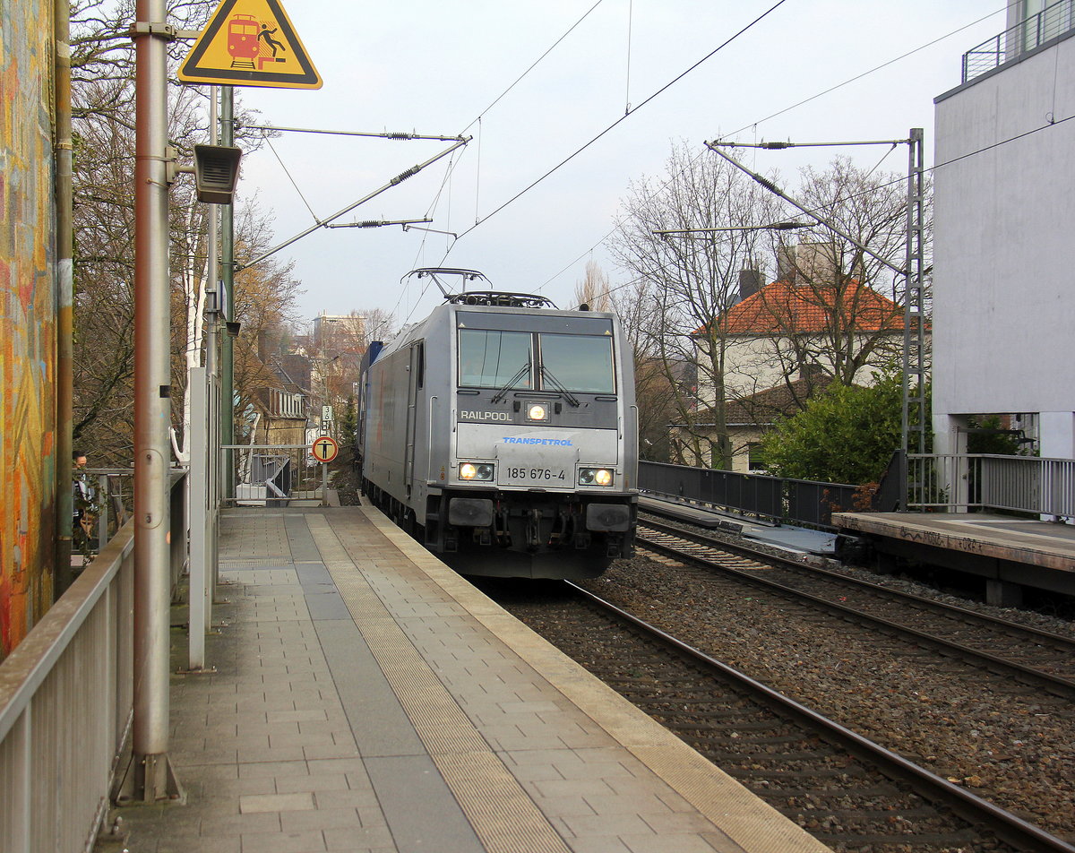 185 676-4 fährt jetzt für Crossrail kommt aus Richtung Aachen-West mit einem GTS-Containerzug aus Zeebrugge-Ramskapelle(B) nach Piacenza(I) und fährt durch Aachen-Schanz in Richtung Aachen-Hbf,Aachen-Rothe-Erde,Stolberg-Hbf(Rheinland)Eschweiler-Hbf,Langerwehe,Düren,Merzenich,Buir,Horrem,Kerpen-Köln-Ehrenfeld,Köln-West,Köln-Süd. Aufgenommen vom Bahnsteig von Aachen-Schanz.
Am Morgen vom 21.2.2019.