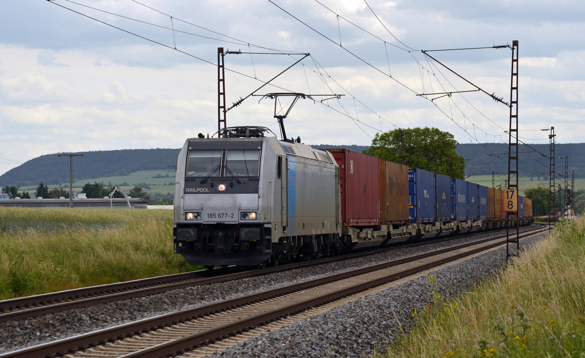185 677 führte für Railtraxx am 16.06.17 einen Containerzug durch Retzbach-Zellingen Richtung Gemünden.